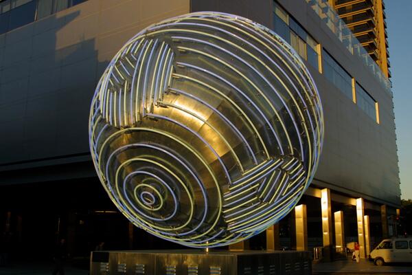 El sueño de la Esfera. Instalación en Puerto Madero, Bs. As. 2002