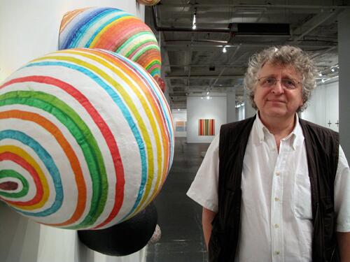 Philippe Cyroulnik, curador de la muestra Punto, línea y curva, junto a la obra de Irene Banchero. Centro Cultural Borges