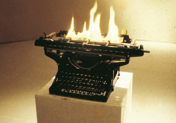 Leopoldo Maler, Homenaje, 1974 Máquina de escribir modificada. 24 x 50 x 31 cm. Cortesía Henrique Faria. Fine Art, Nueva York