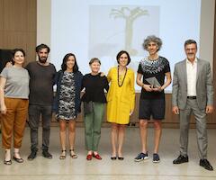 Miembros del jurado junto al artista ganador en el Museo Moderno. PH Guido Limardo