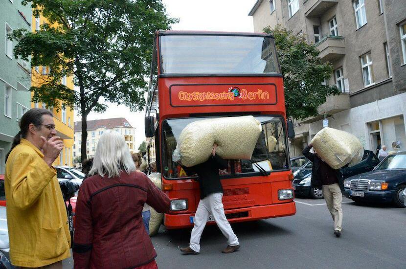 Cargando las 28 bolsas de pochoclo en el bus turístico