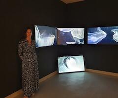 Florencia Levy con su obra "Lugar Fósil"