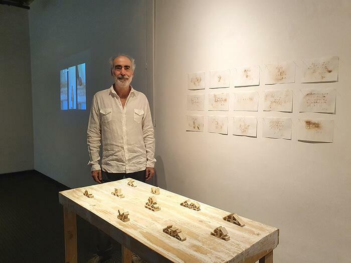 Rubén Grau junto a su obra Galumphing 2020