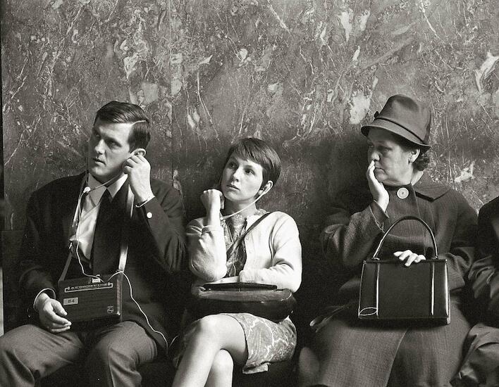 Escuchando, París, 1970, de la serie Por amor al arte