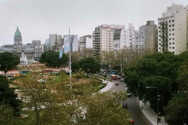 David Lamelas Time as Activity Buenos Aires (instalación) | 2010 Tríptico, fotos color, 100 x 150cm c/u Película 16mm color, 15 min
