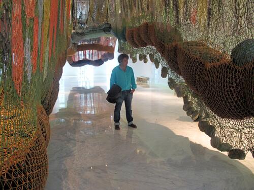 Enrneto Neto dentro de su instalación en el Faena Arts Center