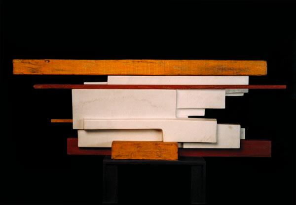 Travesías, talla directa y ensamble, mármol de carrara, hierro y madera, 45 X 155 X 20 cm