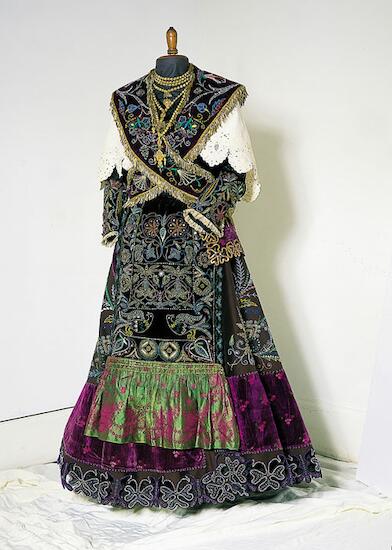 Pertenece a la colección de 50 trajes donados a la Argentina por el gobierno español en la persona de María Eva Duarte de Perón.