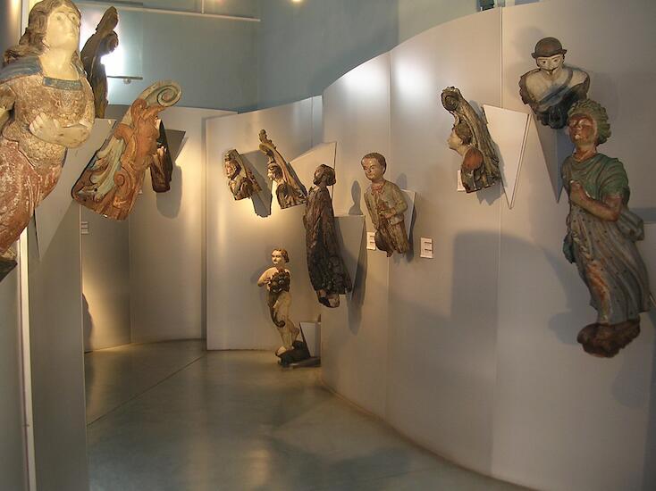 El Museo Benito Quinquela Martín cuenta con una colección de mascarones. Casi la totalidad de las piezas han sido elaboradas en el barrio de La Boca.