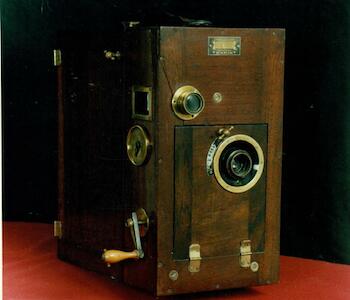 Una de las primeras cámaras utilizadas en la Argentina, de formato bastante voluminoso.
