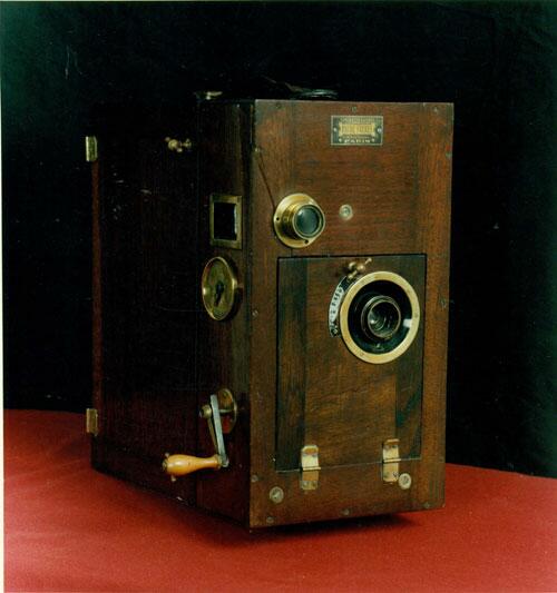 Una de las primeras cámaras utilizadas en la Argentina, de formato bastante voluminoso.