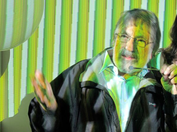 Carlos-Cruz-Diez-inaugurando-su-muestra