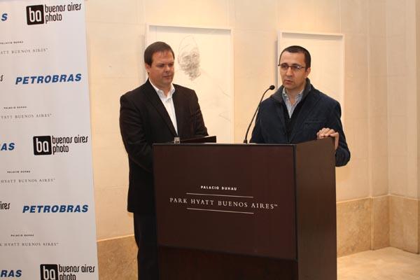 1.Gastón Deleau y Rodrigo Alonso, jurado. Presentación del Premio Petrobras. Palacio Duhau.21_06_2011
