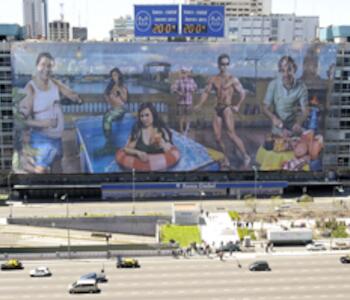 Una nueva obra de arte cubre la fachada del edificio del plata