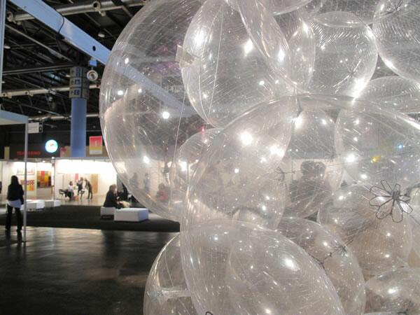 Obra de Tomás Saraceno expuesta en arteBA, en el stand de Andersen´s Contemporary