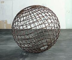 Mona Hatoum - Globe, 2007 (Globo) - Cortesía Galerie Max Hetzler, Berlín (Foto: Jörg von Bruchhausen)