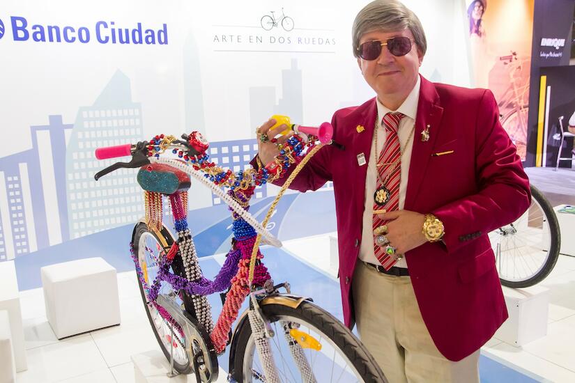 Benito Laren y su bicicleta intervenida