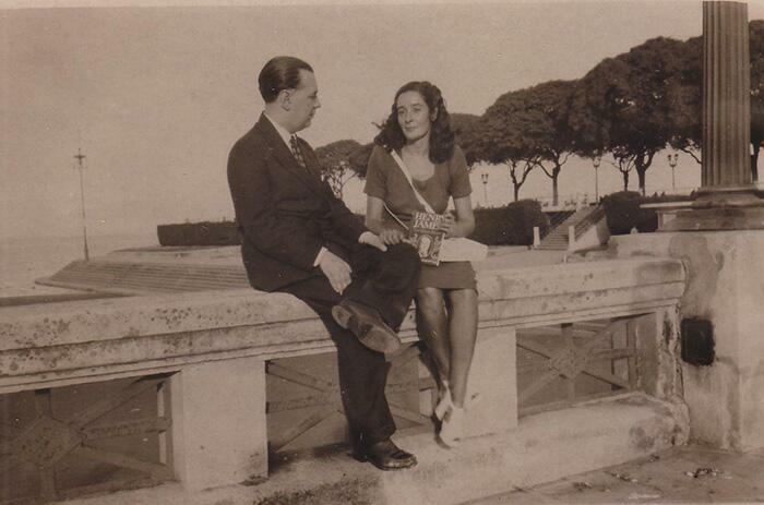 Foto de Borges con Estela Canto en la Costanera. Créditos Biblioteca Nacional Mariano Moreno