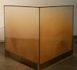 Juan Sorrentino, Polvareda, 2017-2025, cubo de vidrio, parlante, audio de frencuencia 47 HZ y polvo de ladrillo, 84x84x84cm