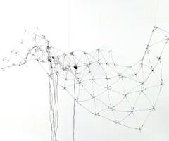 Obra de Juliana Herrero "Tundra" Instalación de sonido. Cable de acero, mini altavoces, sonido en bucle. Tamaño variable (aproximadamente 140 cm x 30 cm x 200 cm) 2019