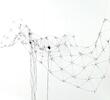 Obra de Juliana Herrero "Tundra" Instalación de sonido. Cable de acero, mini altavoces, sonido en bucle. Tamaño variable (aproximadamente 140 cm x 30 cm x 200 cm) 2019