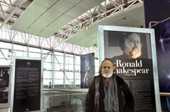 Ronald Shakespear en su muestra en el Aeropuerto Internacional de Ezeiza