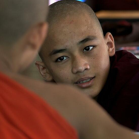Chico Estudiando para monje budista.Mandalay