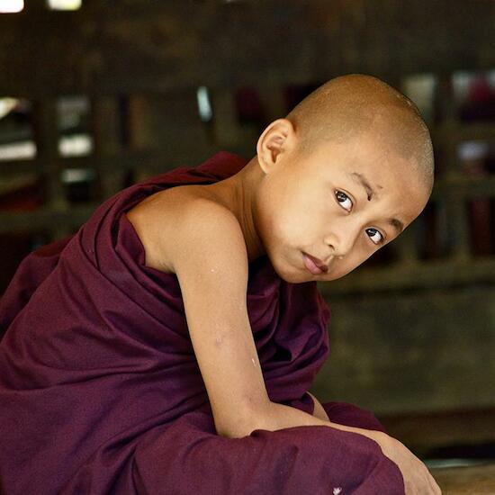 Chico estudiando para monje budista.Myanmar