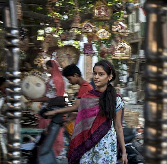 Jóven paseando en el mercado. Jodhpur.India
