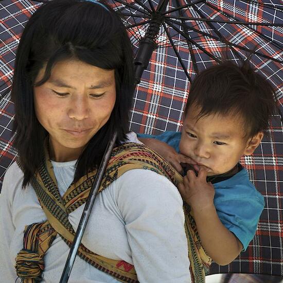 Madre e hijo bajo el paragüas.Bhutan