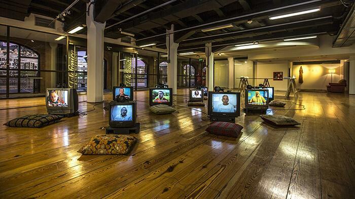 LA CARAVANA.Videoinstalación de 10 canales, 2010/2019.