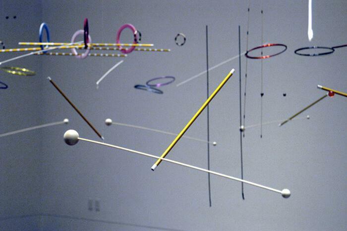  The Invisible Jump, 2006. Aros ,varillas y esferas de madera, metal y plástico. Instalación. Medidas variables