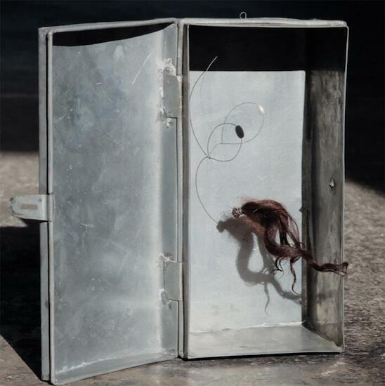 Periodo hiato. Caja de zinc, alambre, lana y perla de fantasía