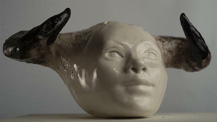 Niña toro, cerámica esmaltada