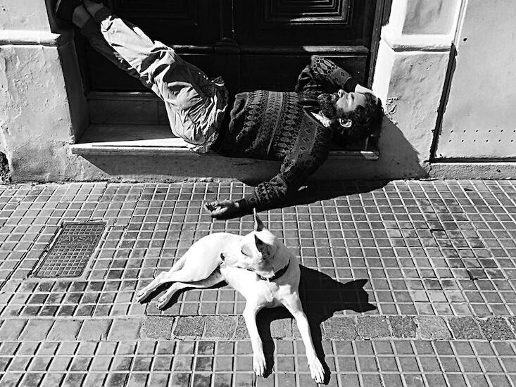 Hombre con perro durmiendo en portal - Pasaje Giuffra 350, Buenos Aires