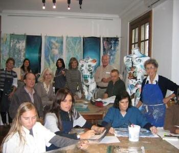 Todo el grupo en el taller con obras presentadas en Galería Objeto a