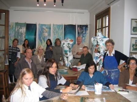 Todo el grupo en el taller con obras presentadas en Galería Objeto a