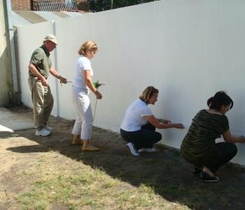 Trabajo grupal, pintura de mural de la escuela en Polvorines