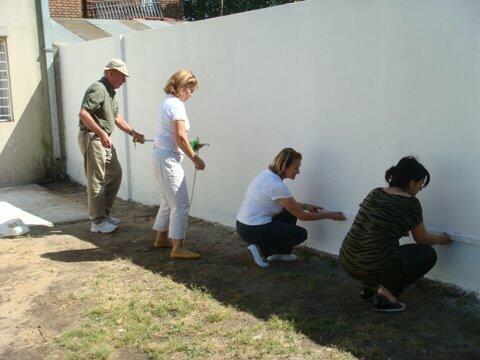 Trabajo grupal, pintura de mural de la escuela en Polvorines