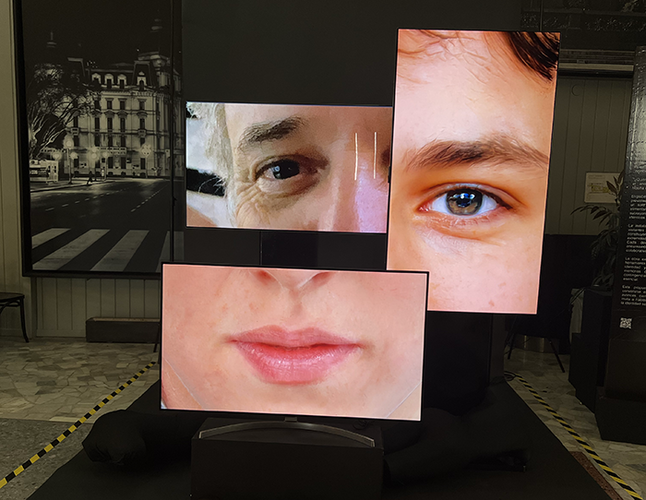 ¿Quién es J. Doe?, obra de la artista posconceptual Isabel Englebert, curada por Ruth Geoffroy y patrocinada por LG, en el hall de ingreso.