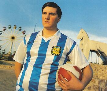 El jugador. Autor: López, Marcos. Fecha: 1995. Técnica: Fotografía color, retocada a mano sobre papel. Medidas: 30 x 40 cm.