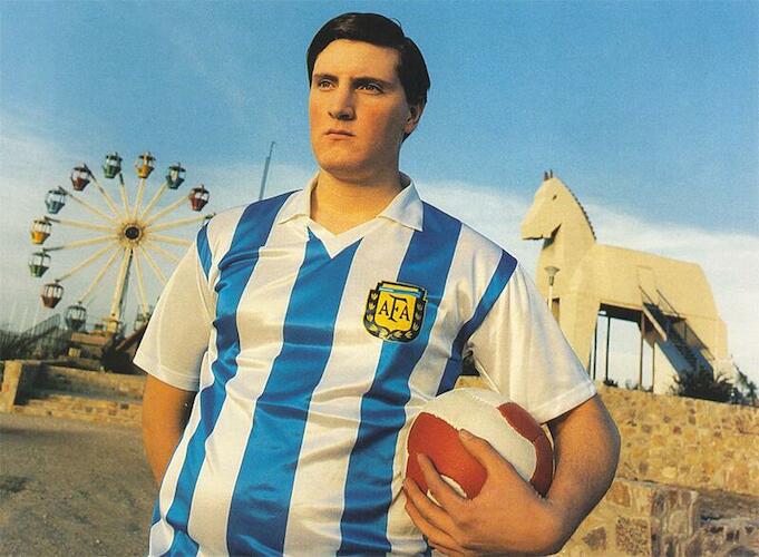 El jugador. Autor: López, Marcos. Fecha: 1995. Técnica: Fotografía color, retocada a mano sobre papel. Medidas: 30 x 40 cm.