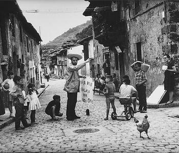 Acto vivo-dito de Alberto Greco en Piedralaves 1963. Fotografía de Montserrat Santamaría