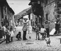 Acto vivo-dito de Alberto Greco en Piedralaves 1963. Fotografía de Montserrat Santamaría