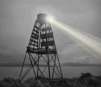 Para ilustrar la nota elegimos la obra de Matilde Marín, Torre de Ushuaia / Proyecto Pharus Fotografía analógica con intervención digital 105 x 125 cm., 2009