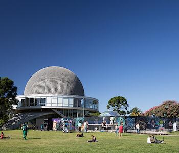 Artistas urbanos le dan color al cerramiento del Planetario