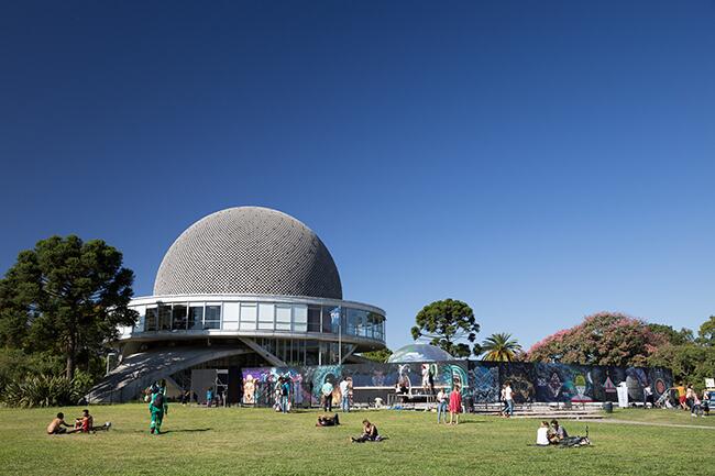 Artistas urbanos le dan color al cerramiento del Planetario