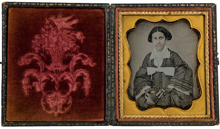 Dama con libro. Buenos Aires. Circa 1854.  Daguerrotipo de 1/6 de placa. Medidas: 6,8 x 5,5 cm.