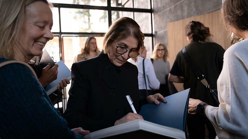 Matilde firmando