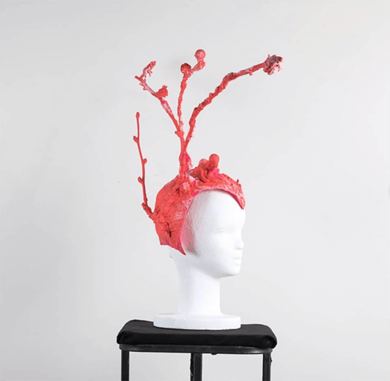Silvia Sánchez Monstruo en mi cabeza Escultura casco. Técnica mixta, 50 x 60 x 60 cm. Selvanegra Galería